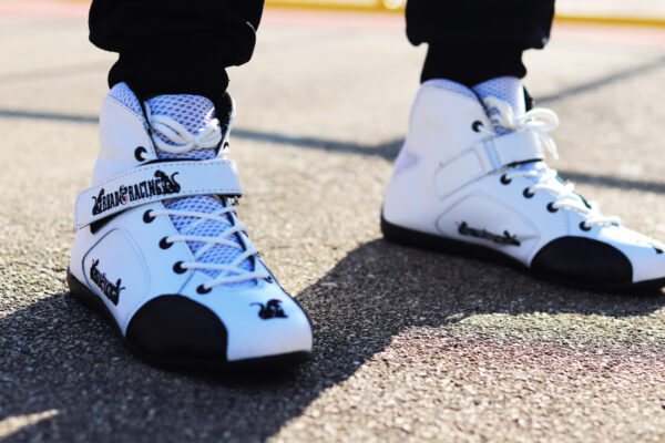 scarpe-no-logo-scaled-600×400